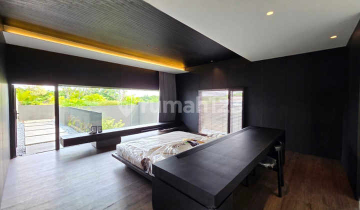 Jual Rumah Luxury dengan Arsitektur Terkenal Desain Serasa Villa di Graha Padma Boulevard Semarang 1