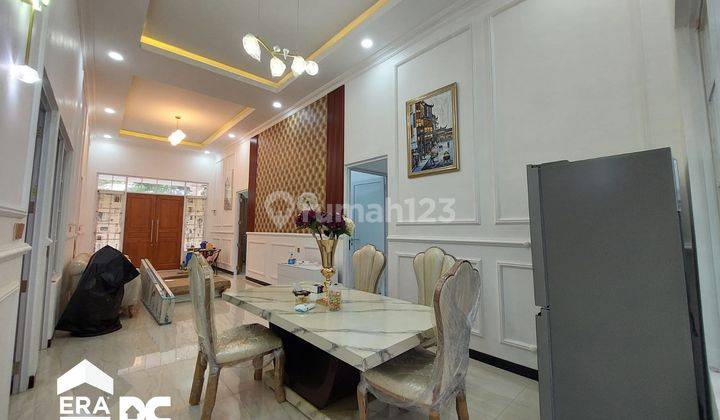 Rumah Baru Gress Ada Walking Closet Desain Elegant di Graha Padma 2