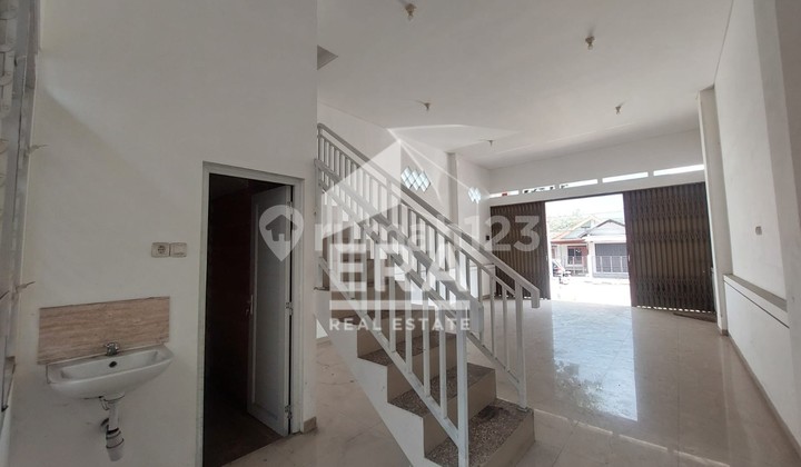 New 3-Story Shop House with Additional Space in Merak Near Salatiga Town Square 2