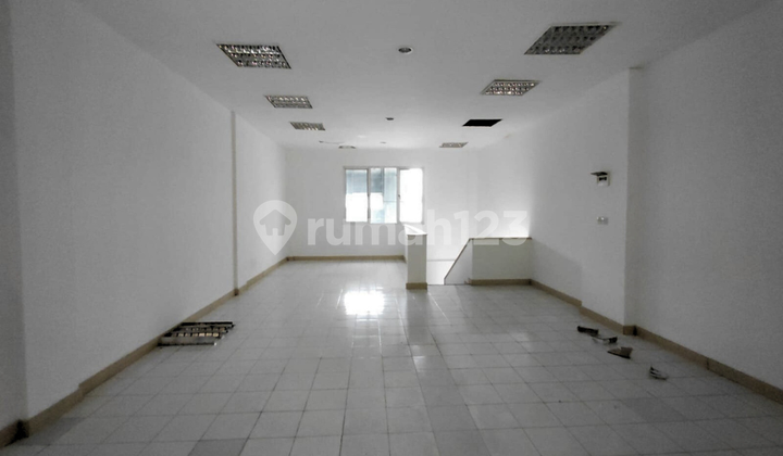 Premium Shop House Rental in Industrial Area with Extensive Parking in Kic Gatot Subroto, Ngaliyan, Semarang 1