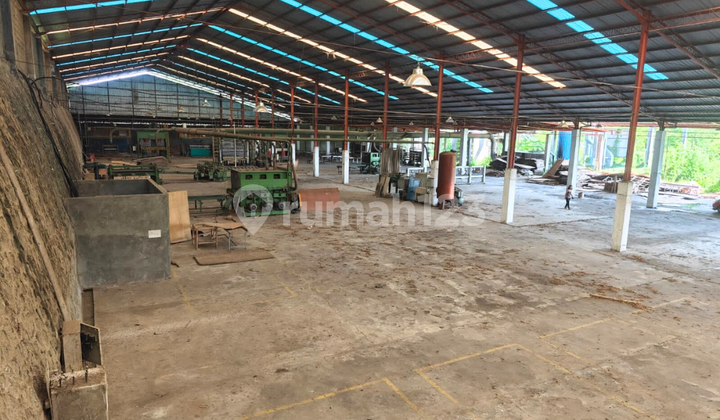 Gudang Zona Merah Ada Mess dan Kantor 3 Lantai di Pinggir Jalan Polokarto Sukoharjo