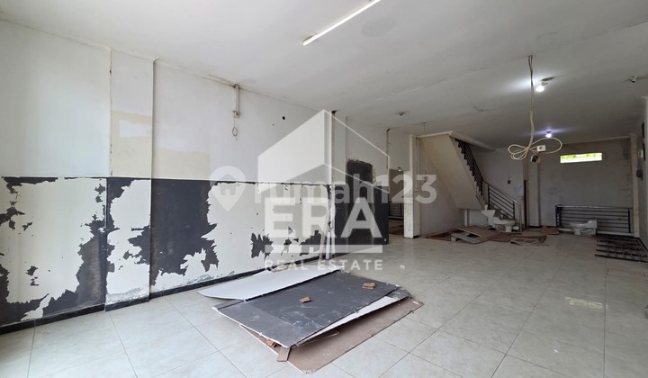 Ruko 3 Lantai Siap Pakai Ada Area Parkir Luas di Pamularsih 2