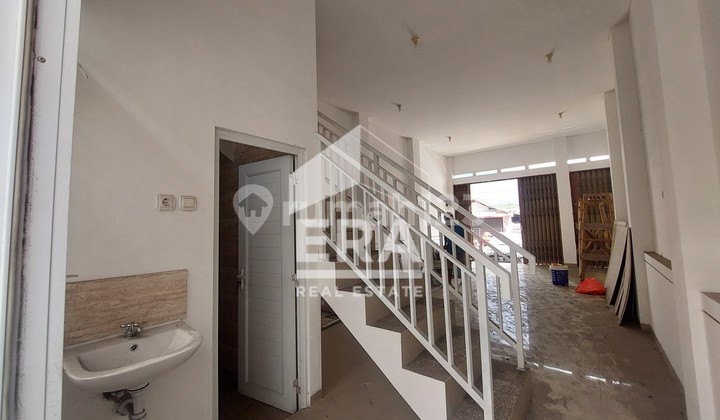 New 3-Storey Shop House in a Busy Area Near Salatiga Town Square, Merak 2