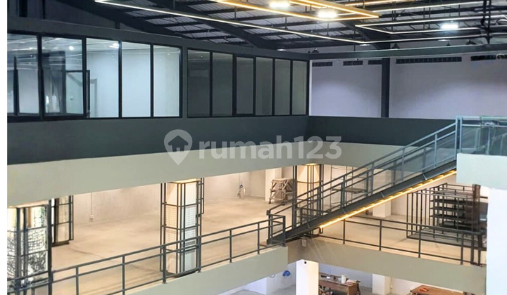 Ruang Usaha 3 Lantai Dilengkapi Gudang dan Lift Siap Pakai di Puspowarno 1