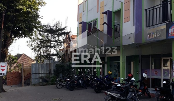 For Sale: Strategic 3-Story Shophouse with Spacious Parking Near Pancasila Square in Osamaliki, Salatiga. 2