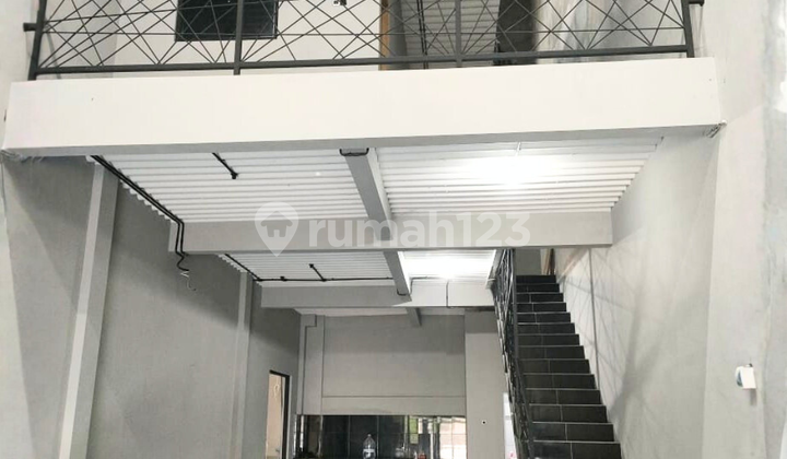 Dijual Rumah dan Toko 3 Lantai Halaman Luas Ada Rooftop di Brotojoyo Semarang Utara 1