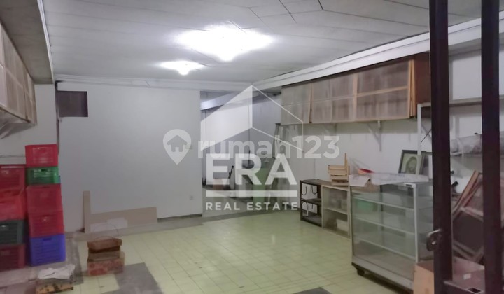 Potential 3-Story Shop House for Rent in the Center of Town at Alun-Alun Kudus 2