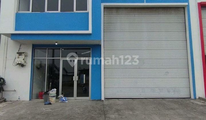 2-story warehouse, 1688 m2 in area, located in Penggilingan, East Jakarta. 2-story warehouse, 1688 m2 in area, located in Penggilingan, East Jakarta.