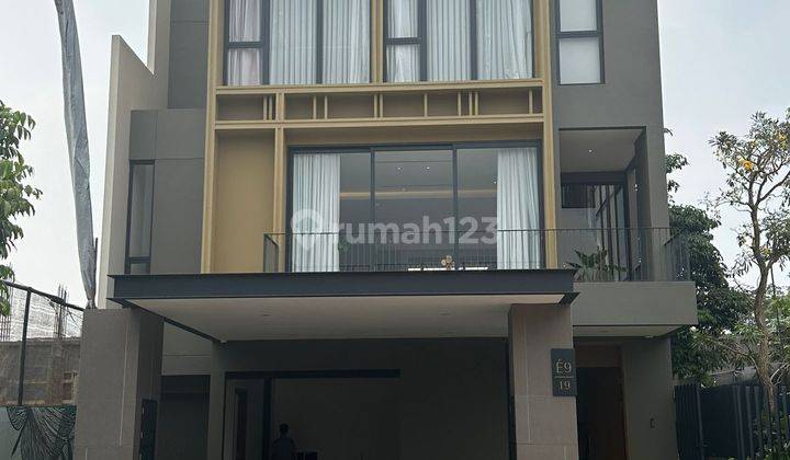 Rumah Mewah 3 Lantai di Private Cluster di Perbatasan Gading Serpong  1