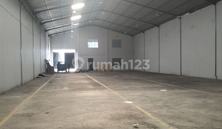 Gudang di sewakan .lokasi pinggir jl.raya  3 raksa akses 40 feet 2