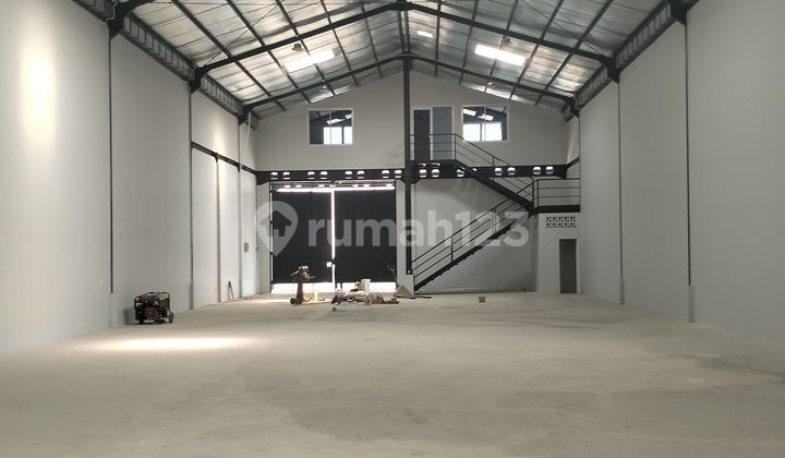 New warehouse for rent. Access for 40-foot containers. 5 minutes from the Millennium industrial area. 20 minutes from the Bitung, Cikupa, and East Balaraja toll exits.