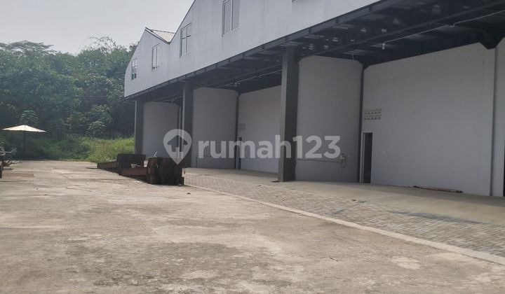 New warehouse for rent. Access for 40-foot containers. 5 minutes from the Millennium industrial area. 20 minutes from the Bitung, Cikupa, and East Balaraja toll exits.