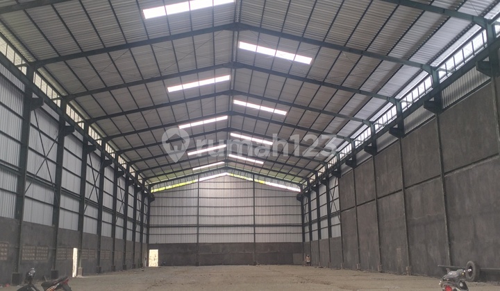 New Warehouse Available. Floor Casting in Progress. Currently for Rent. Central Height 14m², Side 12m². Equipped with 20cm Concrete Hoist.