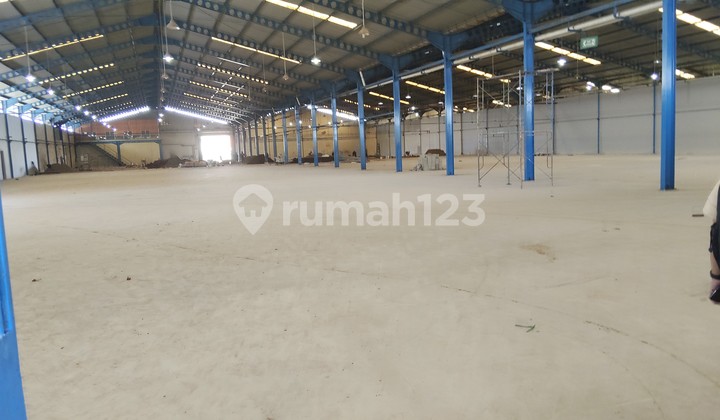 Warehouse for Rent with 40 Feet Access. Only 15 Minutes from Toll Road.