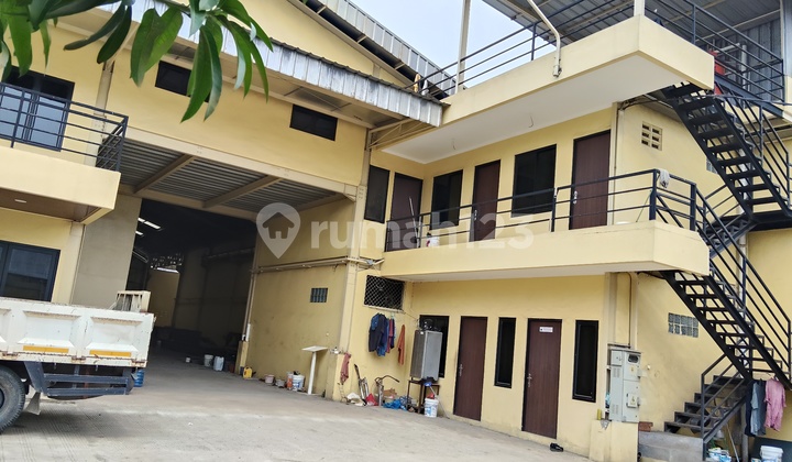 Ex-Construction Factory For Sale, Ready to Use. Equipped with a 5-Ton Hoist. New Building. Includes Office and Mess. 40-Foot Access. Only 20 Minutes from Cikupa Toll. Ex-Construction Factory For Sale, Ready to Use. Equipped with a 5-Ton Hoist. New Building. Includes Office and Mess. 40-Foot Access. Only 20 Minutes from Cikupa Toll.