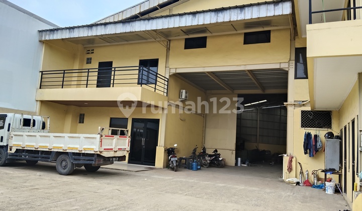 Ex-Construction Factory For Sale, Ready to Use. Equipped with a 5-Ton Hoist. New Building. Includes Office and Mess. 40-Foot Access. Only 20 Minutes from Cikupa Toll. Ex-Construction Factory For Sale, Ready to Use. Equipped with a 5-Ton Hoist. New Building. Includes Office and Mess. 40-Foot Access. Only 20 Minutes from Cikupa Toll.