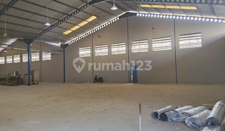 Warehouse for Rent with 40 Feet Access. Only 15 Minutes from Toll Road.