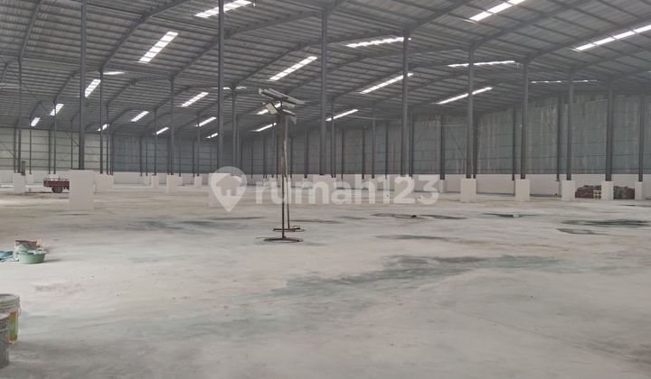 New Warehouse for Rent Near PIK Toll Road and Airport. Height Clearance 13 Meters. Concrete Floor K.400. Access for 4 Trucks.