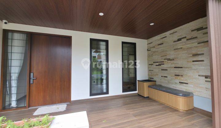 teras rumah baru sangat nyaman di