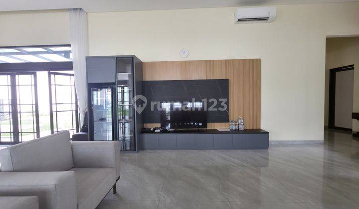 ruang keluarga rumah baru sangat nyaman di