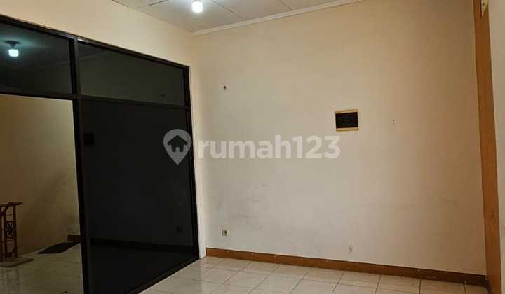 Strategic 2-story shophouse in Sentra Onderdil, Harapan Indah. 2
