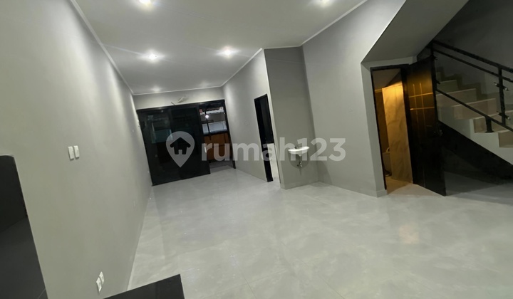 TKI 2 Rumah Baru 3 Kamar Tidur 2 Lantai Hadap Timur 
