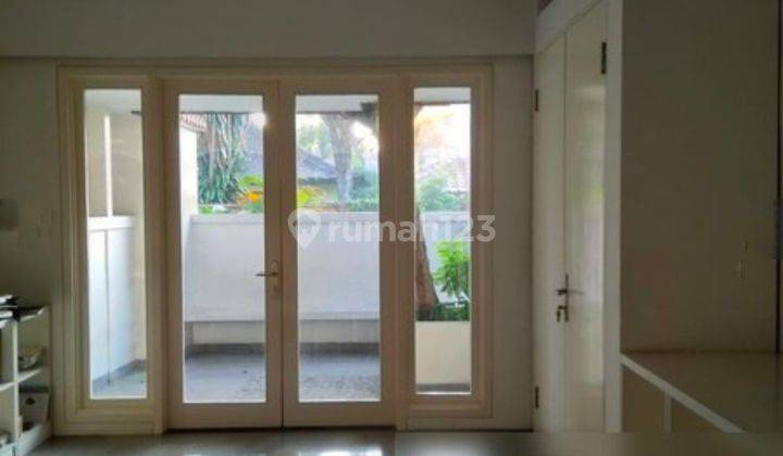 kamar tidur rumah mewah bali village kemang
