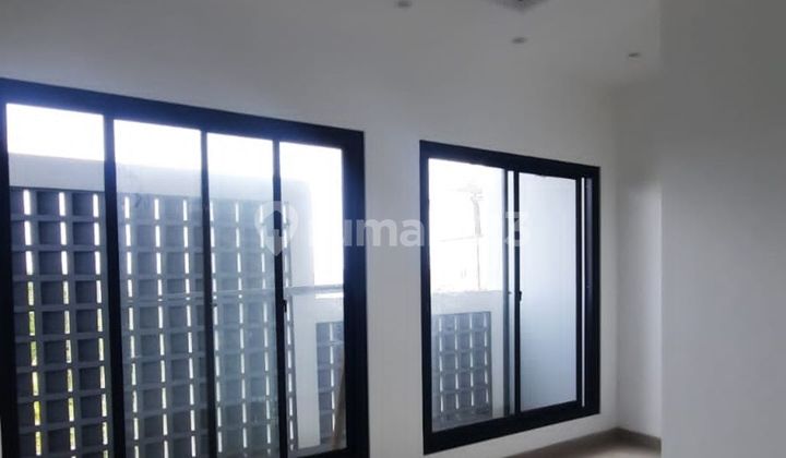 New 4-story house in North Meruya, West Jakarta