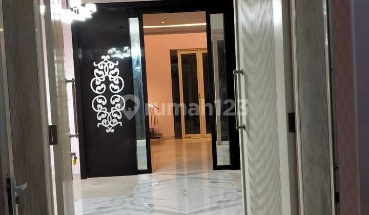 Rent 2-Story House Palm Beach, Furnished, East Surabaya 2