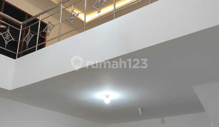 Rent a 2.5-story house in Ngagel Jaya Tengah, Surabaya, East Java