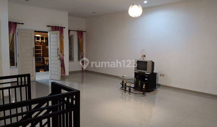 Di Sewa Rumah 2 Lantai, Baru Renovasi, Semi Furnished, Araya 2 Medokan Semampir Surabaya 1