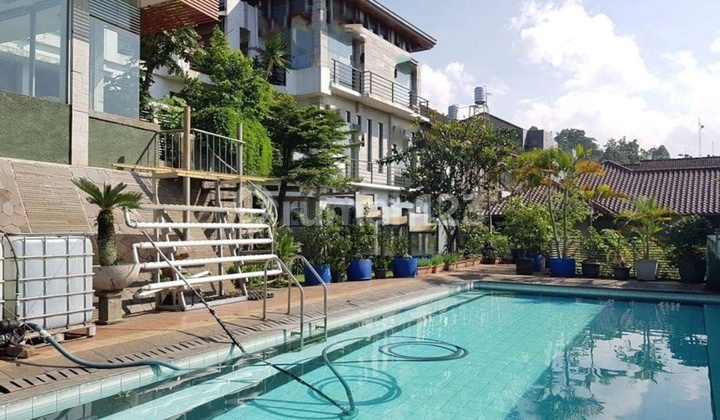 Termurah Rumah Lux 4 Lantai di Setraduta Bandung