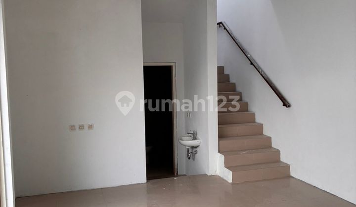 Disewakan rumah 2 lantai  di perumahan favorit Forest Mansion surabaya barat dengan akses mobil dan dekat dengan Mall 2