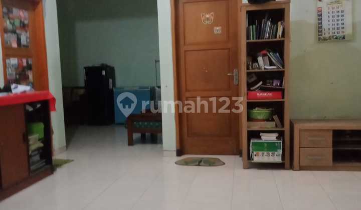 Shm Well-Maintained House in Tenggilis Near Hermina Hospital, Ubaya Campus 2