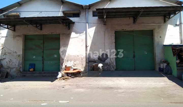 Cheap Warehouse for Rent in Pegirian Area, Location Near Perak Port and Container Access Available