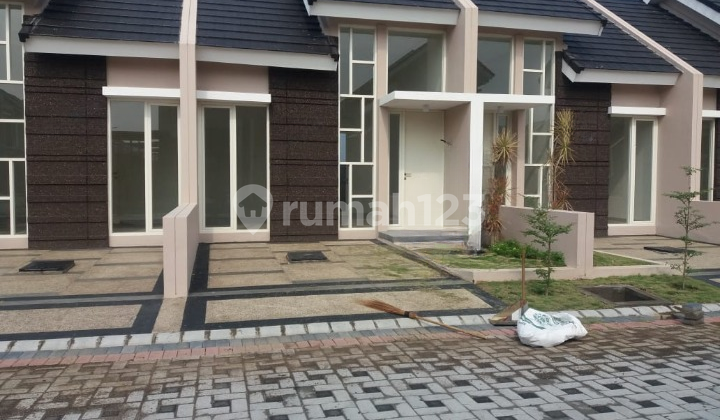 New House Only 650 Million In Puri Safira Menganti Already Has A Swimming Pool And Children's Playground New House Only 650 Million In Puri Safira Menganti Already Has A Swimming Pool And Children's Playground