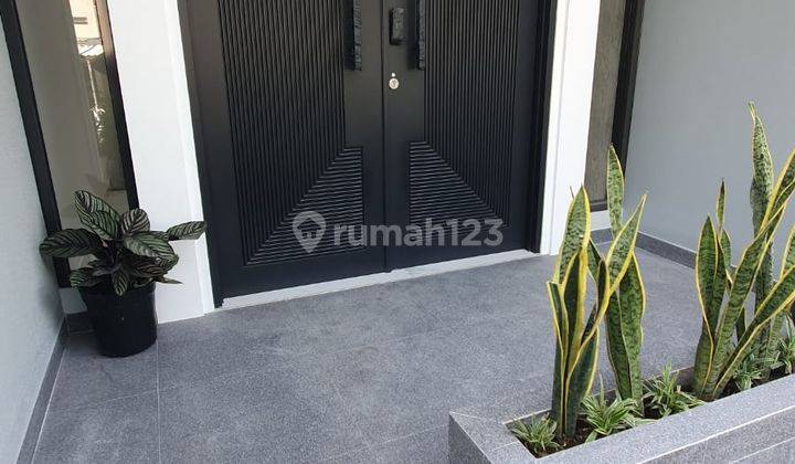 Rumah 3 Lantai Baru Dekat Pasar Modern di Citraland, Surabaya 4
