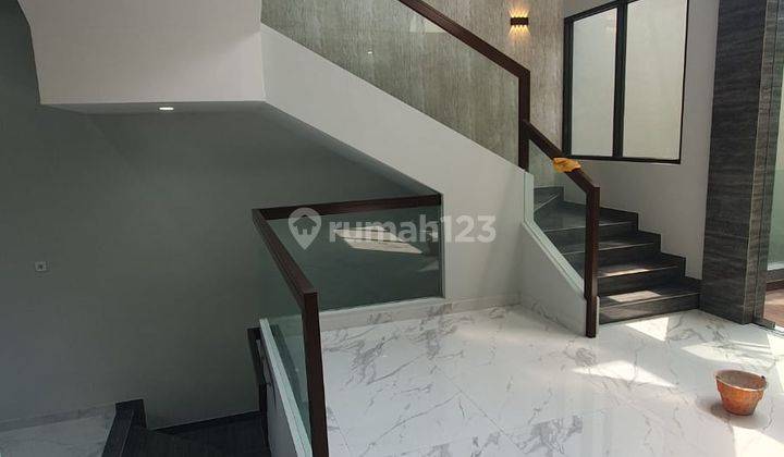 Rumah 3 Lantai Baru Dekat Pasar Modern di Citraland, Surabaya 5