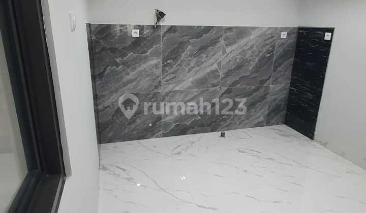 Rumah 3 Lantai Baru Dekat Pasar Modern di Citraland, Surabaya 9