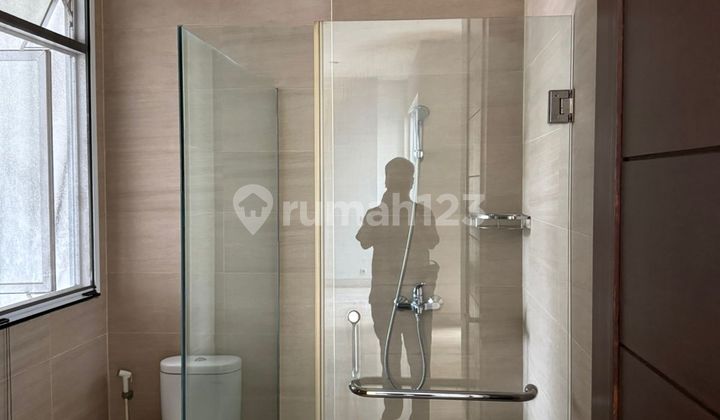 For quick sale, modern Pluit house fully furnished, northeast, price negotiable, ready for viewing. 2