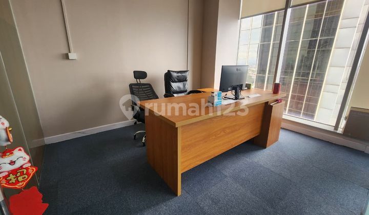 For rent fast, office with Gold Coast sea view, ready to use, semi-furnished, negotiable.