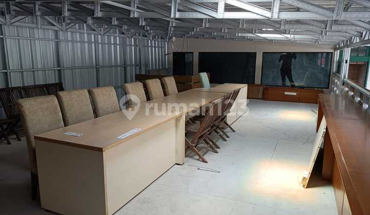 For rent: padel space, can be a court, back building, negotiable rates. For rent: padel space, can be a court, back building, negotiable rates.