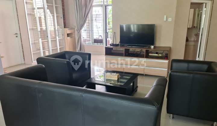 Disewakan Rumah Dengan Kolam Renang Disewakan Rumah Dengan Kolam Renang