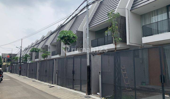 Rumah Mewah Siap Huni Fasilitas Taman Kota Jagakarsa Jakarta 1