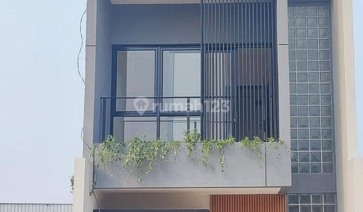 Rumah Modern di Dalam Cluster Pinggir Jalan Dekat Ke Jaktim Tol 2