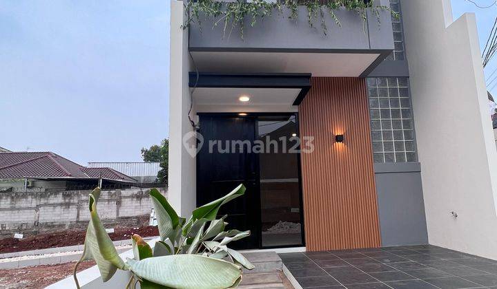 Rumah Modern di Dalam Cluster Pinggir Jalan Dekat Ke Jaktim Tol 1