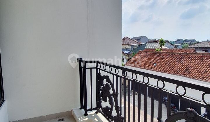 Beautiful, luxurious house in Kalimulya, near Depok Station, flood-free. 2