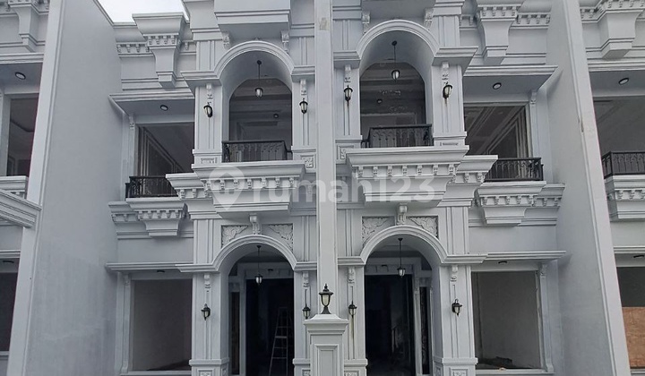 Luxury Home Access to Depok Station & Close to Depok Government Offices 2
