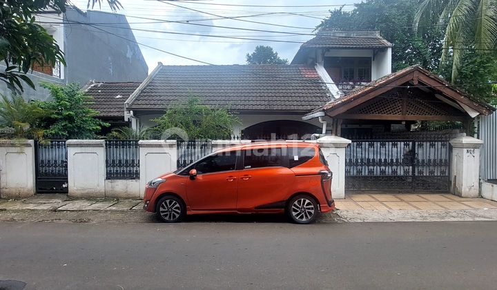 Rumah Lama Di Jl Darma Putra, Kebayoran Lama Selata. Dkt Ke Pondok Indah