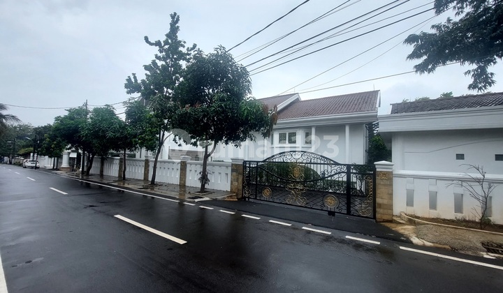 Rumah Mewah di Palem Kartika, Bambu Apus, Cipayung. Dkt ke Tol Jorr 2